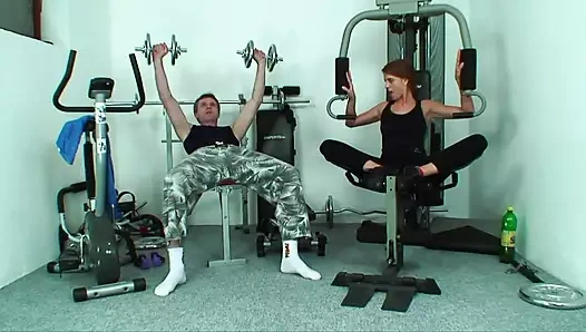 Sıkı götlü ve harika memeli ateşli egzersiz kızı