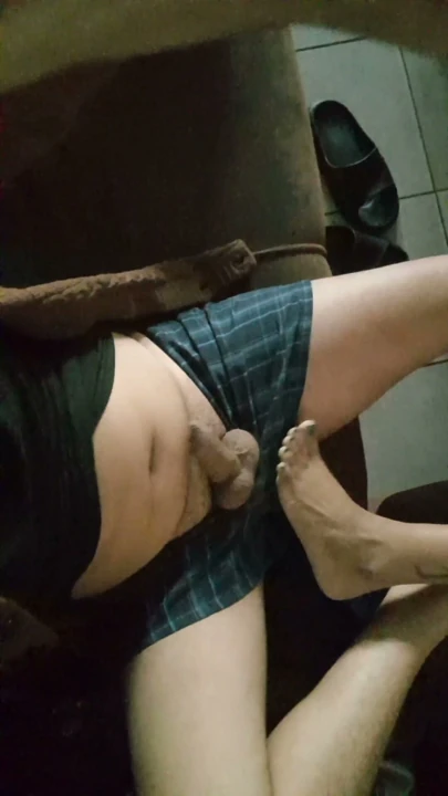 Büyük memeli Hint MILF kocasının ayaklarıyla mastürbasyon yapmasını sağlıyor | Bölüm 1