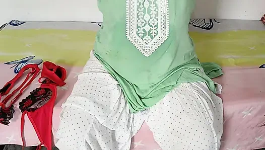 Hintli gasti müşterinin önünde kıyafetlerini değiştiriyor ve parmaklıyor