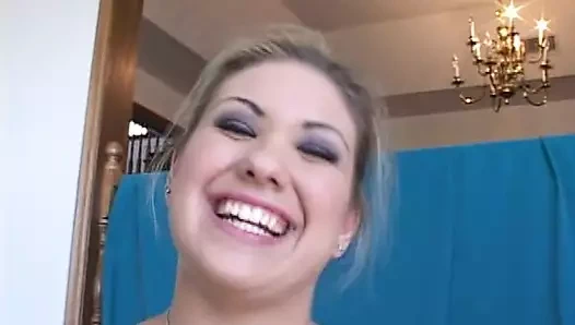 Harika aubrey adams yarak okşuyor ve onu boşaltıyor