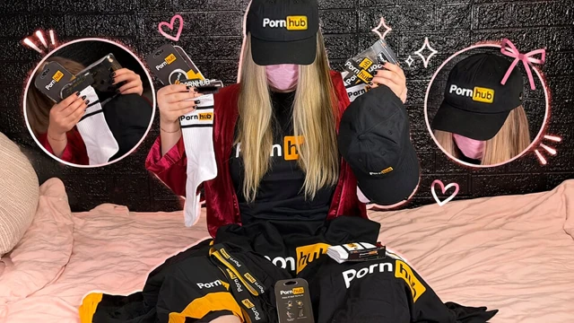Pornhub'dan 25k aboneler için en tatlı hediyelerin kutularını açıyor