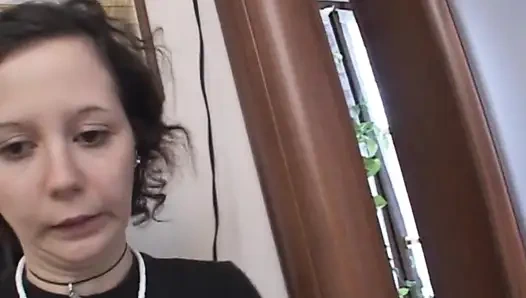 Masum genç kız sürtük üvey annesinin bir yabancıyla sikiştiğini öğreniyor