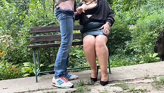 Sıcak anne milf sağılan boşalmak üzerinde ona giysi