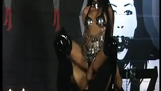 Esmer Alman genç erkek avcısı bağlanıyor ve oyuncaklar ve kalın yarakla sikiliyor