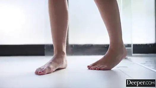 Daha derine. Kenna ve Lilly ateşli üçlü sekste kendilerini videoya çekiyor