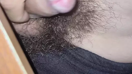 Minik yarağımı sıvazlıyorum ve boşalıyorum