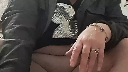 Evli kadın vajinanın derinliklerine su püskürterek amını yıkıyor