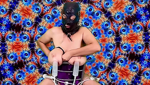 Hucow orta yaşlı seksi kadın memelerini sağıyor