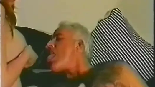 Kadın yaşlı adamı emziriyor