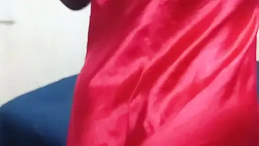 Evde yalnızdı ve kamera önünde eğlenmeye karar verdi