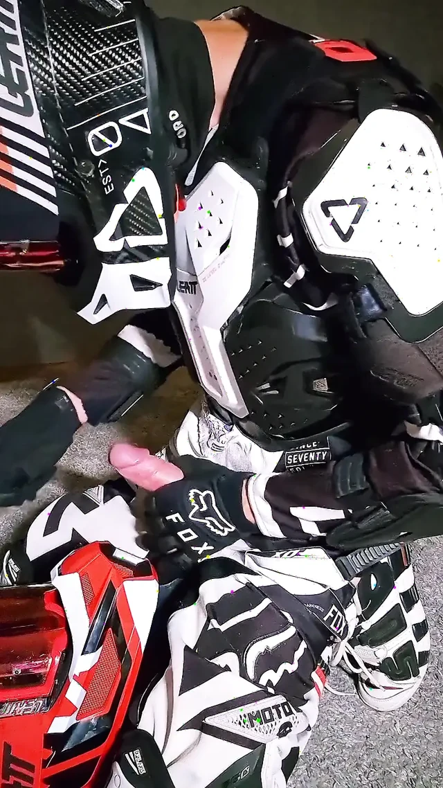 Azgın motocross oyuncusu erkek arkadaşının kaskına boşalıyor