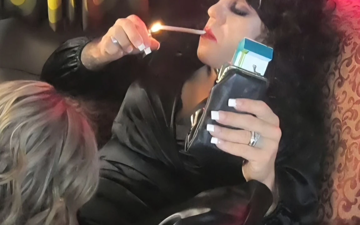 Travesti ve evli kadın Quinn sigara içiyor ve yarak emiyor