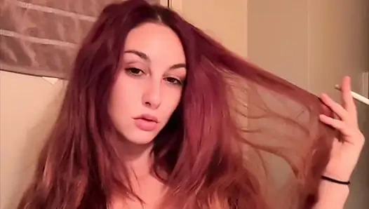 İtalyan büyük memeli orta yaşlı seksi kadın artemisia bikinili ateşli sigara içme seansı