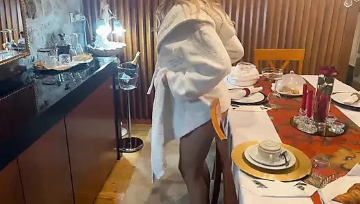 Üvey erkek kardeşim ve ben akşam yemeğinden önce sikiştik, iki parmak götten yukarı