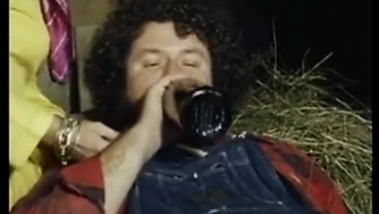 Sıcak bağbozumu düz ayı alma emdi içinde the ahır