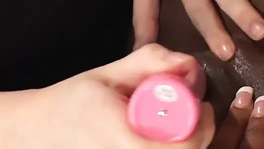 Zenci hatun orta yaşlı seksi kadın göğüslerine dokunurken esmer arkadaşının amını sikiyor