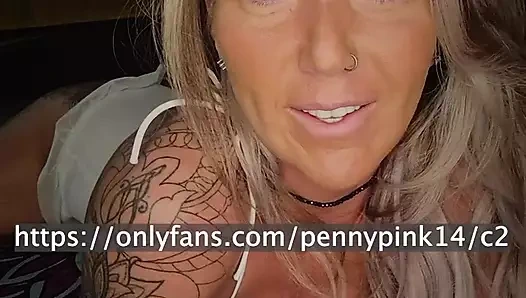 Sarışın kız videoda göğüslerini teşhir ediyor ve onlarla oynuyor