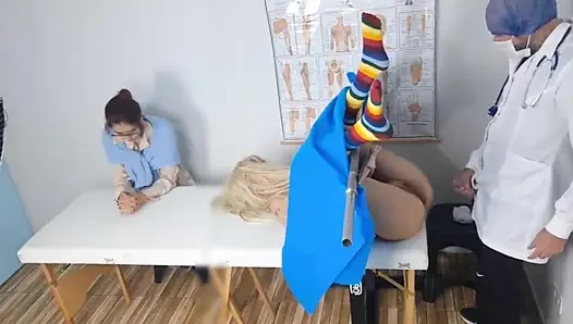 Üvey anne, üvey kızını ilk kez jinekoloğa götürüyor!