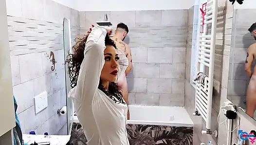 Effe İtalyan kız, ağzına ve yüzüne sıçradıktan sonra küvette giyinmiş oral seks yapıyor!