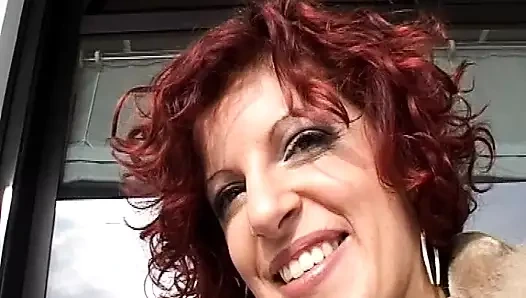 İtalyan kızıl saçlı kontrol için mutlu olmak için iki horoz ihtiyacı