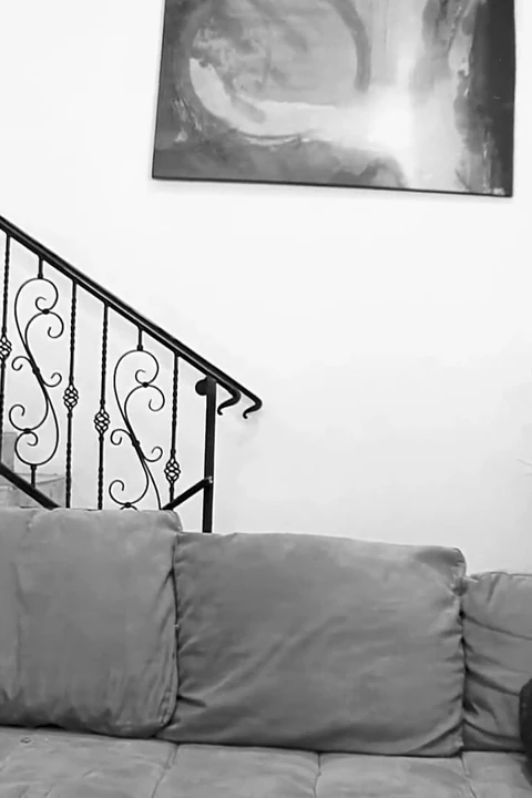 Klasik seksi sarışınlar soyunuyor ve beyaz deri kanepede