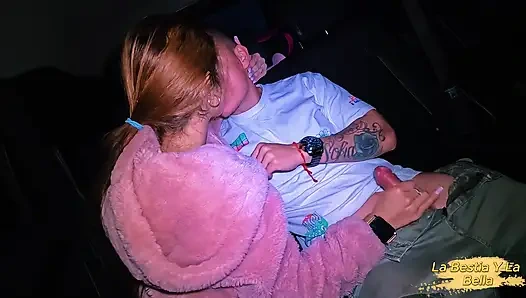 Herkesin içinde kıllı vajinamı sikebilmesi için arkadaşımın erkek arkadaşıyla buluşuyorum.