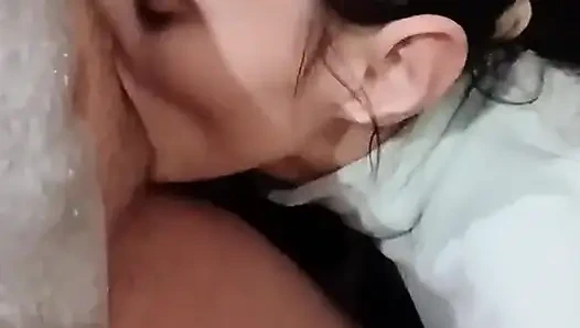 Bir dakika içinde ağzına boşaldım çünkü üvey annem ön kapıyı açmaya başlamıştı