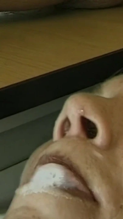 Обязательный для просмотра момент из "немецкая красотка получает спам на ее красивое лицо"