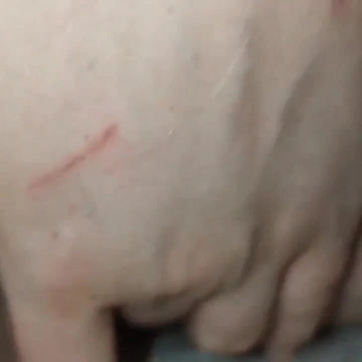 Büyük şişe sikişi ve klitoris üzerinde sihirli değnek