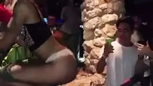 Una serata in discoteca con gli amici