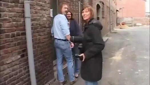 Muhteşem Alman genç erkek avcısı porno aktrisi olmak için amatör bir porno videosu çekiyor