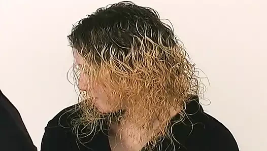 İnce sarışın kız kölesi vücudun her yerine sıcak ağda yapmaktan hoşlanıyor