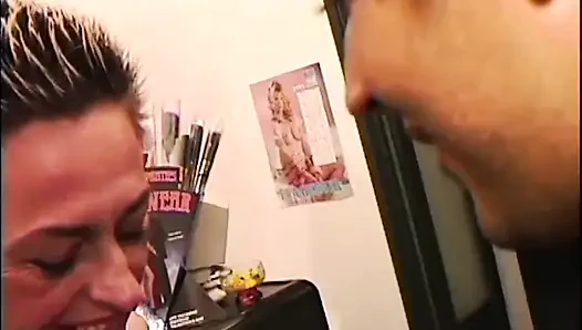Sarışın orta yaşlı seksi kadın ofiste oral seks yapmayı seviyor