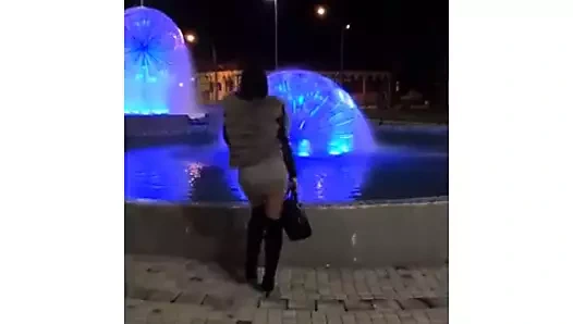 Sırp sürtük andrea k. seksi yürüyüşünü gösteriyor