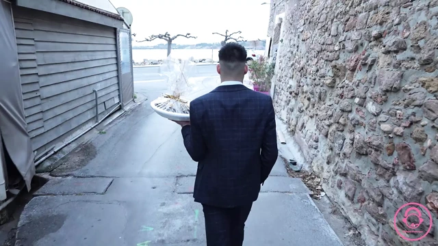 Fransız orta yaşlı seksi kadın soyunuyor, emiyor ve teslimat yarağına biniyor