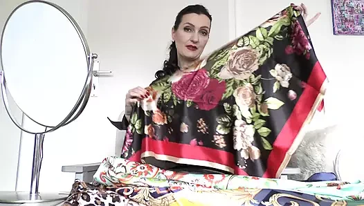 Yeni saten boyun eşarplarını deniyorsun - ve mastürbasyon yapıyorsun!