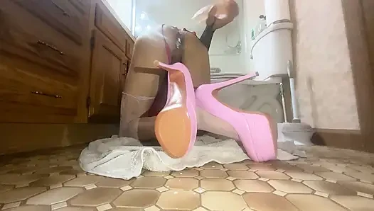 Seksi kadın kılıklı travesti sürtük yaramaz götünü sikiyor