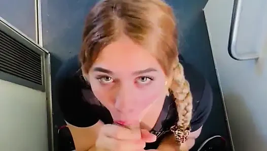 Güzel büyük götlü üniversiteli sarışın erkek arkadaşına birkaç yerde oral seks yapıyor