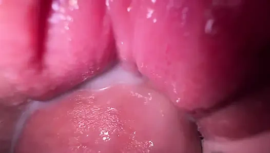 Üvey erkek kardeşimin karısı orgazm olduktan sonra fışkırtıyor, onun sıkı amını siktim