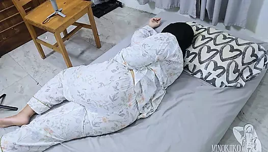 Tesettürlü baldız yatağımda yatıyor ve sıkı amının tadına bakıyor - minokiiko
