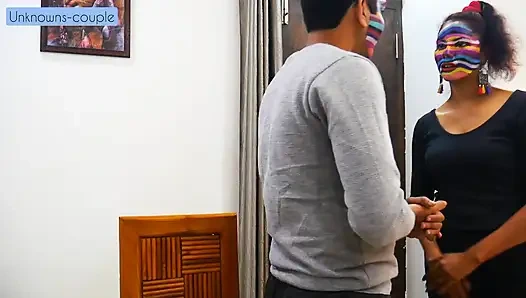 Yalnız ev hanımı mutfakta yemek pişirmek ve sikişmek için ev hizmetçisini çağırıyor 1