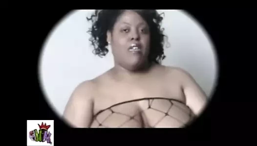 Nisan yağmurları sigara içiyor ve büyük göğüslerini gösteriyor!