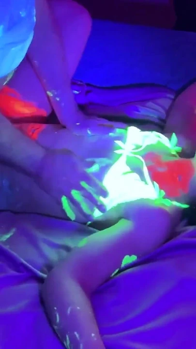 Glow Party! Döle aç sürtük için bukkake grup seks - vanessa cliff | Klip 3
