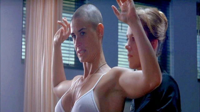 Busty ünlüler – duşta çıplak demi moore