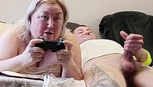 Üvey annesinin konsoldaki oyununu böldü, onu ağzından sikti ve içine boşladı