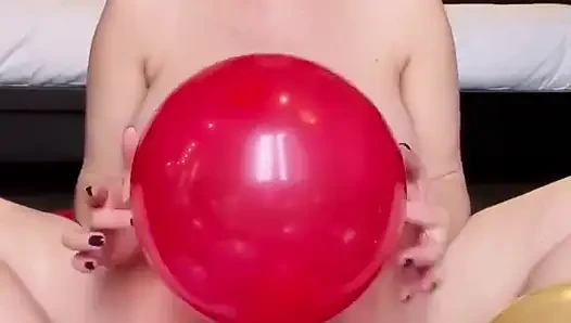 Merce balonlarla mastürbasyon yapıyor, çok azgın, amına bak