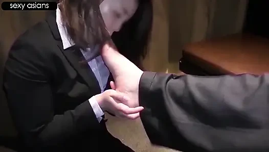 Yatırım firmasında evli ofis çalışanı, bestelenmiş görünüm tamamen yakalanan özel görünmeyen bir tarafı saklıyor