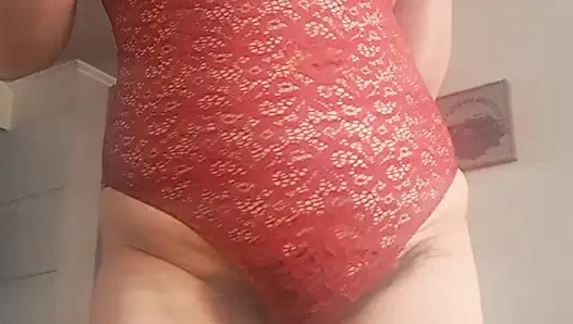 Gerçekten ateşli bir tulumlu orta yaşlı seksi kadın