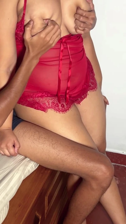 Kırmızı iç çamaşırlı büyük götlü desi evli kadın arkadan sikiliyor