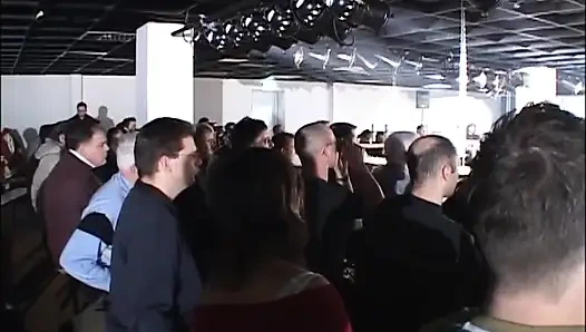 İzleyiciyle dolu azgın grup partisi